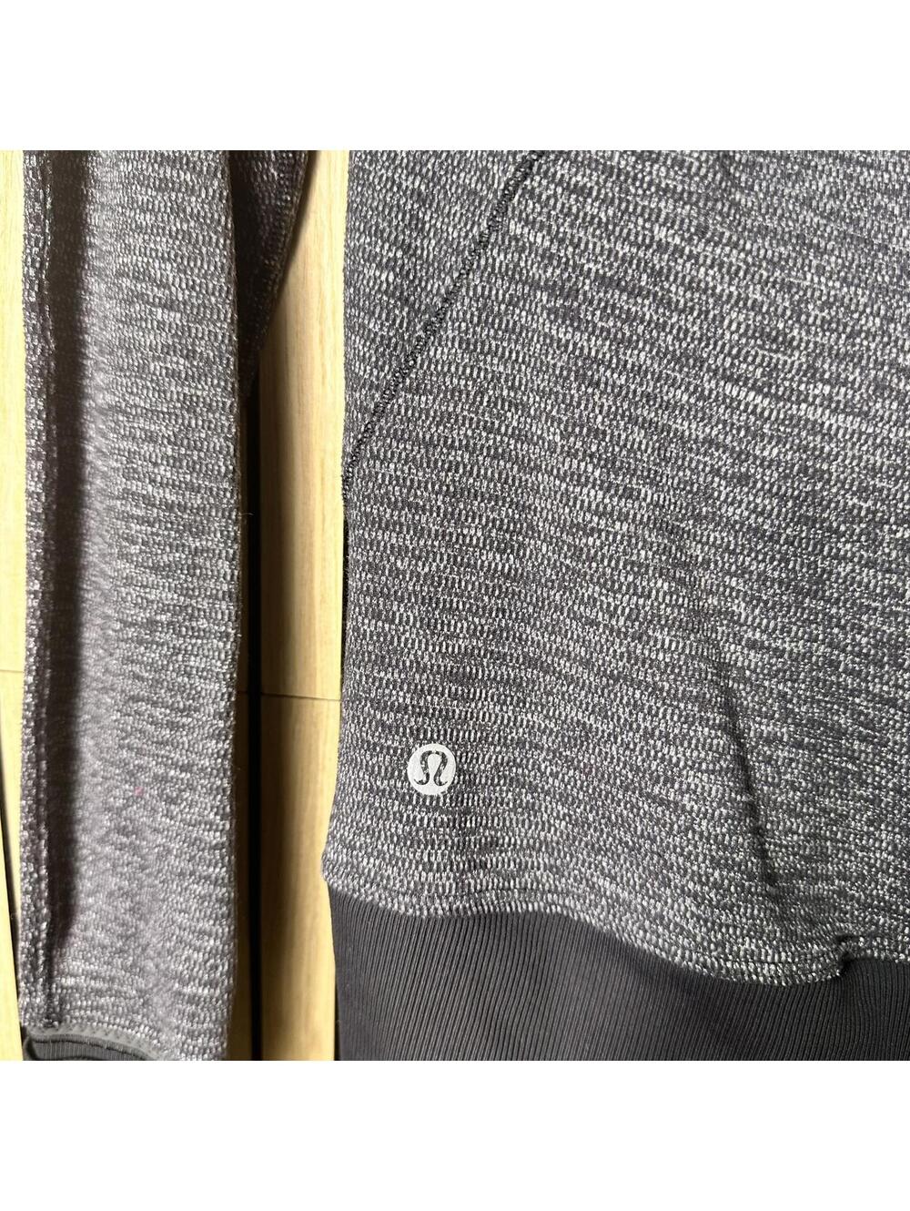 117 Lululemon Women's Long Sleeve Athletic Pullover (Size 8, Gray/Black, EUC) - Picture 4 of 4